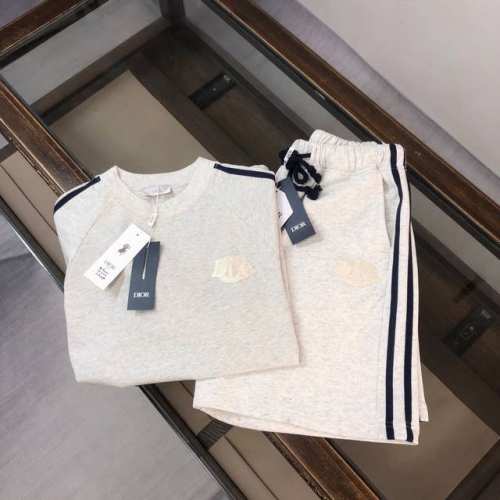Dior 迪奥 2025春夏最新款男女同款休闲圆领套装，品牌最新设计元素！既不单调也不复杂，好处的展现品味！定制刺绣Logo点缀 舒适吸汗透气根本不在话下～ 面