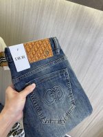 DIOR迪奥 2025新品男士牛仔裤 面料舒适弹性好。独家发售 时尚优雅 重工艺设计。采用原色酵母水洗工艺 精选进口重磅丹宁牛仔面料 配定制五金装饰 真皮皮牌