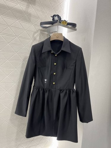 P400Dio*2025新品上架 腰带洋装连衣裙 定制Yb进口西服材质 工艺处理 面料呈现光泽高级质感 同时不失亲肤度 腰带连衣裙版型 钮扣半开襟设计 搭配精致