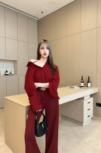 g家 酒红色刺绣Logo套装 酒红色翻领衬衫蕾丝花边点缀 衣袖可系带抽绳调节 完美的搭配各种单品 不论是休闲的牛仔裤还是女人味十足的裙子 都能轻松驾驭 自带减龄