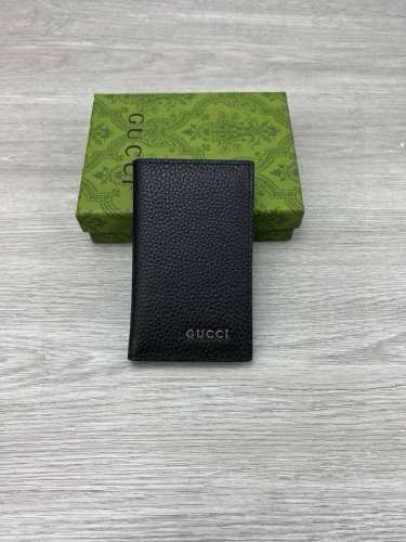 Gucci 古驰短款钱夹 高端品质，头层牛皮 男士系列日常配饰，选用经典黑色皮革焕新打造 早春新款，以Gucci字母标识焕新演绎经典配件，巧妙展现品牌标识内涵