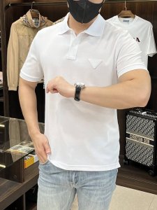 主推 prada 25Ss新款三角微标polo衫普拉达这款棉质polo衫呈现充满运动活力的休闲造型 勾勒出经典线条 短袖设计 搭配闪闪发光的纽扣与采用概念化设计