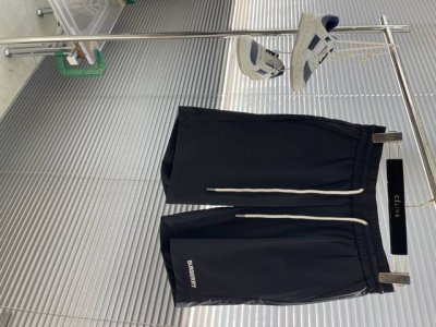 Bbr 25夏季男士速干5分短裤 是运动与休闲的优质之选 面料采用弹力锦纶面料 吸汗速干性能卓越 能快速将汗水传导至外层挥发 保持身体干爽 同时面料超柔软 手感