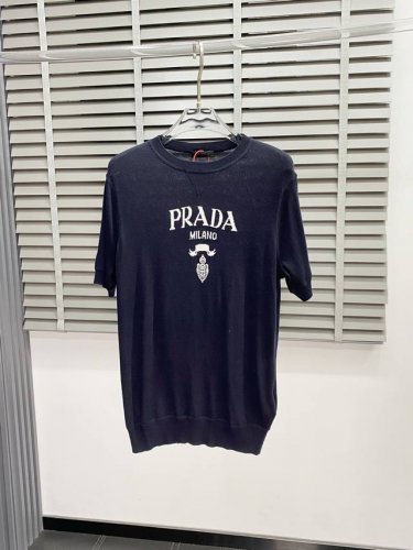 prada普拉达独家专供新款原单男士休闲针织短袖 高端定制 高端版本 时尚百搭爆款进口面料 手感超柔软细腻 穿着亲肤舒适 高端精品 代工厂p精细做工 上身非常赞