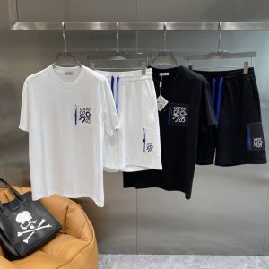 罗家 loewe套装 夏日酷帅休闲必备 简约大气 胸前独特的品牌标识口袋设计 搭配亮眼的蓝色拉链 个性又时尚 配套的黑色短裤 同样有品牌标识装饰 蓝色抽绳细节满