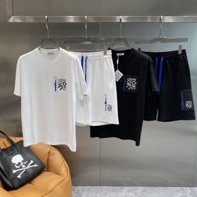 罗家 loewe套装 夏日酷帅休闲必备 简约大气 胸前独特的品牌标识口袋设计 搭配亮眼的蓝色拉链 个性又时尚 配套的黑色短裤 同样有品牌标识装饰 蓝色抽绳细节满