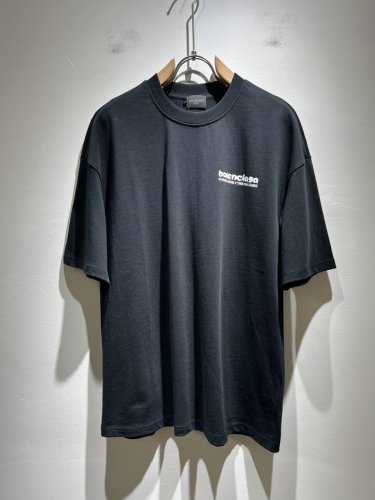 balencia*巴黎*家 2025春夏新款男女同情侣款休闲宽松棉质圆领短袖T恤衫！贸易公司渠道稀出，同步官网发售 ！ 2025春夏最新系列，经典时尚设计元素，