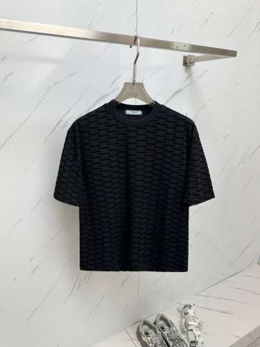 prada 普拉达 2025春夏系列新品男士字母丝绒印花短袖T恤采用定制丝光双面面料 透气性与舒适度兼备 耐磨性与质感并存 每一次穿着 都是对肌肤的温柔呵护 独