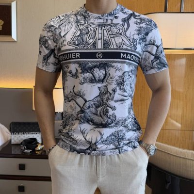 迪奥 2025Ss蛇年贺岁款春夏精品短袖T恤 官网同步 高端品质 定制顶级丝光棉面料，顶级大厂1:1制作，时尚大牌重工艺Logo设计，手感柔软细腻 穿着亲肤舒适