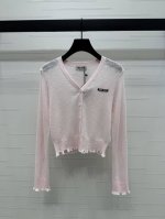 P250上新原单高端品质 Miumi*2025春夏最新系列！V领针织长袖开衫！定制进口轻薄针织材质 呈现高级质感 胸前字母标签徽标 展现品牌格调 增加整体层次感