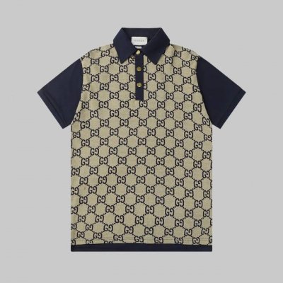 高品质 古驰拼色满印Logo短袖 早春这款棉质polo衫匠心融入闪亮的大号金属纽扣细节 散发好莱坞明星般时尚耀眼的气息 品牌标志性元素继续为创作总监提供丰富灵感