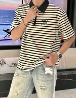 赛琳 2025春夏新品条纹polo衫，将经典元素与时尚设计完美融合。黑白条纹简约大气，富有韵律感，永不过时。独特的拉链设计，为整体造型增添现代感与细节亮点。黑色