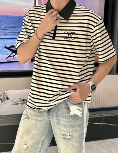 赛琳 2025春夏新品条纹polo衫，将经典元素与时尚设计完美融合。黑白条纹简约大气，富有韵律感，永不过时。独特的拉链设计，为整体造型增添现代感与细节亮点。黑色