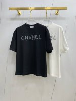ss香奈儿纯棉最新面料经典标识图案Logo时尚简约潮流短袖，最顶级的品质专柜原单短袖，顶级制作工艺进口面料，专柜款独特设计，采用进口高端订制面料。官网在售！面料