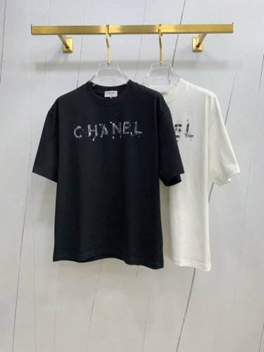 ss香奈儿纯棉最新面料经典标识图案Logo时尚简约潮流短袖，最顶级的品质专柜原单短袖，顶级制作工艺进口面料，专柜款独特设计，采用进口高端订制面料。官网在售！面料