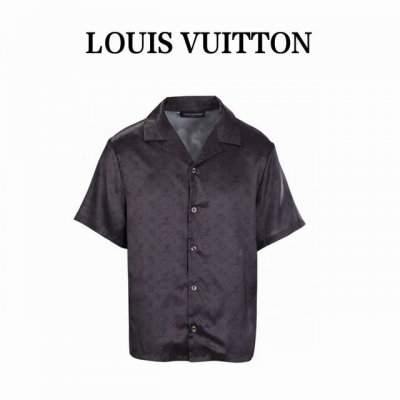 Louis Vuitton Lv 老花暗纹满印短袖衬衫 正品15919购入，定制60支桑蚕丝混纺满印面料，75D衬布，布匹直喷工艺，手工包缝，定制辅料，宽松版型
