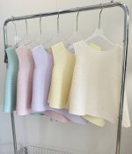 品名： 高品质 三宅系列褶皱弹簧无袖不规则圆领上衣 尺码：F 颜色：米白 黄色 紫色 粉色 绿色 出片王来袭！耗时耗料耗力，相当有看头。版型面料都足够出挑，华而