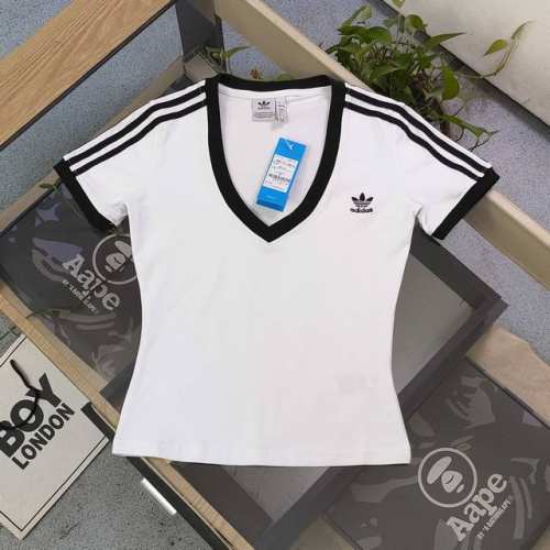 上新 款号：Dg8114 2025新款Adidas阿迪达斯经典三叶草Logo图案绣花V领女款短袖T恤，焕新时尚力！这件阿迪达斯T恤，纯净白色基底碰撞利落黑边 V