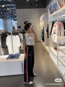 新款上新 Adidas Aw25新款 Ad三叶草三条杠 经典运动系列 阿迪达斯侧边织带条纹舒适亲肤阔腿休闲长裤 男女同款 这条伞兵裤的设计真的与众不同，百搭又高