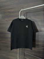 款号：He239 Calvin Klein-Ck背后字母钢印圆领短袖 面料采用280克双股双纱纯棉面料，手感舒适柔软，上身舒适透气，领口采用同缸同色罗纹，不紧绷