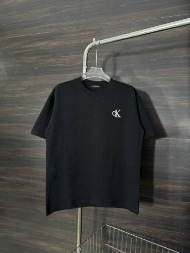 款号：He239 Calvin Klein-Ck背后字母钢印圆领短袖 面料采用280克双股双纱纯棉面料，手感舒适柔软，上身舒适透气，领口采用同缸同色罗纹，不紧绷