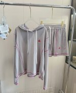 价格P： 品名： * 土星刺绣明线撞色轻薄华夫连帽短裤套装 尺码：S.M 颜色：灰色 套装真的是穿搭舒适区，整套的拷边线迹都做的是撞色的，热烈浪漫的酒红色和清冷