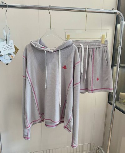 价格P： 品名： * 土星刺绣明线撞色轻薄华夫连帽短裤套装 尺码：S.M 颜色：灰色 套装真的是穿搭舒适区，整套的拷边线迹都做的是撞色的，热烈浪漫的酒红色和清冷