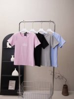 alo女款印花小Logo短袖！被问爆的Alot恤 夏日时尚密码 宝子们 这颜色也太温柔了吧~粉粉嫩嫩的少女心爆棚，灰色高级又低调，浅蓝色仿佛自带海风气息，经典黑