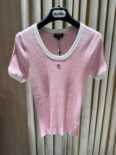 ch 粉白撞色针织短袖 Pink Contrast-Trim Knit Top 这款 Pink Contrast-Trim Knit Top 采用柔软细腻的螺纹