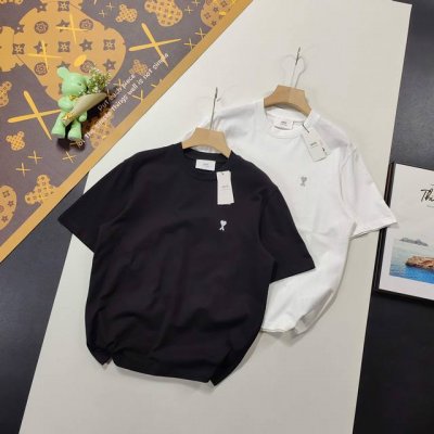 尺码S-Xl爆款推荐 Ami 艾米2025夏季新品圣诞胶囊限定款银标Logo小刺绣爱心短袖T恤 这个款式我们已经做了第三年 最开始中国大陆还没专柜 就已经在做