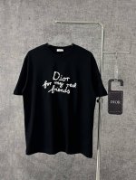Y150S240Dior迪奥2025新款字母刺绣棉质平纹针织短袖T恤男女同款 这款 T 恤展示来自 Dior And Hylton Nel 联名系列的 Dior