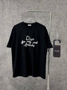 Y150S240Dior迪奥2025新款字母刺绣棉质平纹针织短袖T恤男女同款 这款 T 恤展示来自 Dior And Hylton Nel 联名系列的 Dior