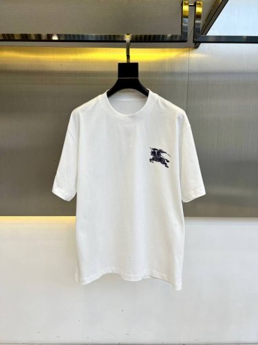 bur巴宝莉、2025春夏男士新款经典Logo圆领短袖T恤。进口纯棉面料，面料手感丝滑柔软，透气亲肤性极佳，着身无比的舒适，整体质感相当之高！衣身胸前标志性徽标