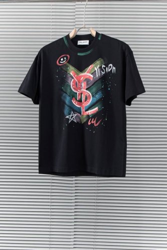 New# YSL 25SS春夏圆领短袖#精致手绘工艺顶级元素融合打造，经典短袖3标齐全，潮男时尚，无论是上身舒适度还是都是无可比拟的存在，可以说是夏日必备！10