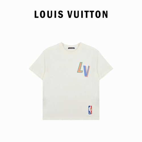 louis Vuitton Lv Nba联名最新款烫画短袖T恤 Lv Nba联名短袖工艺说明：此款采用60支双股长绒棉双纱入机 克平纹布，烧毛食毛做无尘处理，还
