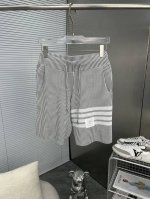 tb汤姆布朗 Thom Browne2025Ss新款针织短裤 定制面料采用威化布织法 提花针织工艺 版型紧致立体 直条纹拼接 定制裤绳五金质感强 顺滑 上身舒适