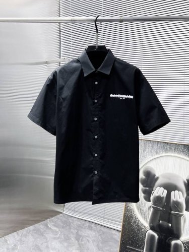 巴黎世家 2025Ss新款男士短袖 衬衫 衬衣，高端版本！专柜定制面料 透气舒适度高，细节无可挑剔，品牌元素设计理念，体现高品质。手感细腻柔软！呈现休闲裁剪，上