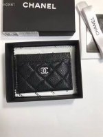 chanel 香奈儿鱼子酱卡包 金 银 两色可选 共三个卡位+一个零钱位 可放身份证、银行卡等各种卡 给你的卡安一个家 再也不用在包包里翻来覆去的找卡了 强烈推