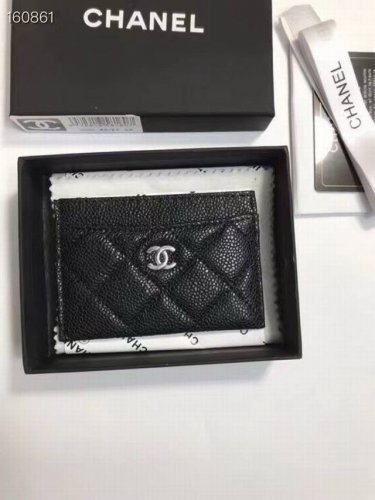 chanel 香奈儿鱼子酱卡包 金 银 两色可选 共三个卡位+一个零钱位 可放身份证、银行卡等各种卡 给你的卡安一个家 再也不用在包包里翻来覆去的找卡了 强烈推