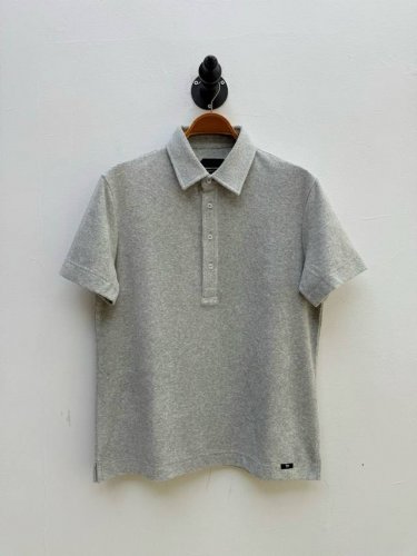 tf 毛巾棉Logo装饰polo衫 代工厂p出品 春夏系列 单品内后领的布标与下摆装饰条以极简手法强化品牌辨识度 布标采用刺绣工艺 刺绣所用的纱线与布标色系一致