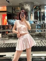 Alexander Wang25翻领短袖襟扣上衣上身呈现休闲慵懒的穿搭格调通体粉白两色可选钮扣全开襟可做开衫穿搭 增加时尚度和穿搭多样性前后长短不一两侧开叉单穿