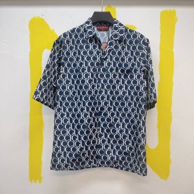P260Gg3D玻璃Logo 印花衬衫 Size :S-Xl 男装系列从20世纪80年代的时尚风潮汲取创作灵感，推出一系列缀饰醒目印花的超大造型衬衫，这款衬衫匠
