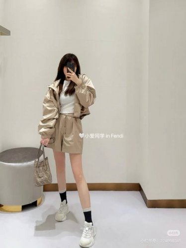 外套 短裤 Fend*2025新品连帽防晒外套短裤套装。原版开发 高版出品 环保再生尼龙材质 舒适好穿 挺括有型 连帽防晒外套短裤休闲套装 胸前采用双F印刻章仔