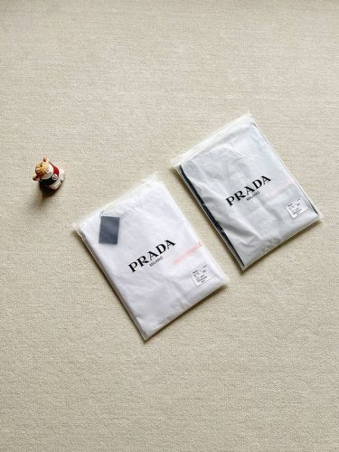 prada 普拉达 巴黎时装周秀款，男士红硅胶Logo短袖T恤。 时尚先锋们，prada的基础红硅胶短袖T恤绝对是衣橱必备的时尚单品。那一抹基础红，鲜艳夺目，如