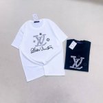 louis Vuitton 路易威登Lv 新款胸前大Logo圆领男女情侣款短袖T恤 颜色：白色 黑色 尺码：M～2Xl 购入原版开模打造，细节决定成败 Loui