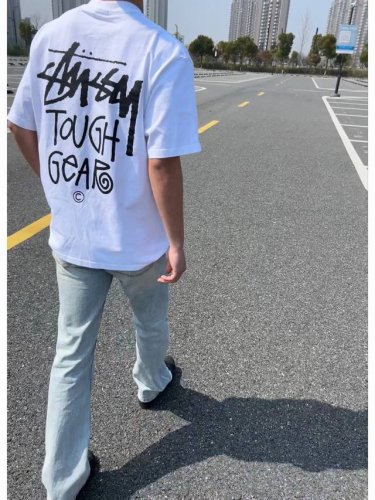 stussy 斯图西今年最火的印花短袖 T 恤来 时尚的印花设计 让你瞬间成为街头的焦点 舒适的面料 透气又清爽 夏天穿着刚刚好 无论是搭配牛仔裤还是运动裤 都