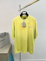高品质 Bal 25Ss洗水破洞渐变色经典配色T恤新品！！款式相当的青春活力，朝气澎湃！！新一季主打的小熊系列，采用一级印烫的高规格标准.色调过渡呈现的立体感很