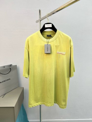 高品质 Bal 25Ss洗水破洞渐变色经典配色T恤新品！！款式相当的青春活力，朝气澎湃！！新一季主打的小熊系列，采用一级印烫的高规格标准.色调过渡呈现的立体感很