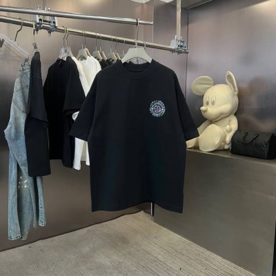 克罗心 春夏限定款，定制织梦雅韵罗纹棉 质感细腻 舒适贴肤 以纯黑之色 诠释着优雅 标志性地标识跃然衣上 低调却醒目 彰显独特身份与魅力 凸显肩部线条 感受由内