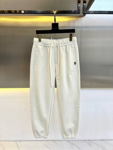 Vivienne西太后、25Ss春夏新款抽绳直筒休闲卫裤。选用客供进口60%纯棉35%涤棉5%氨纶混纺材质，挺括且垂感十足，穿着上身非常舒适，无论是在家中休闲还